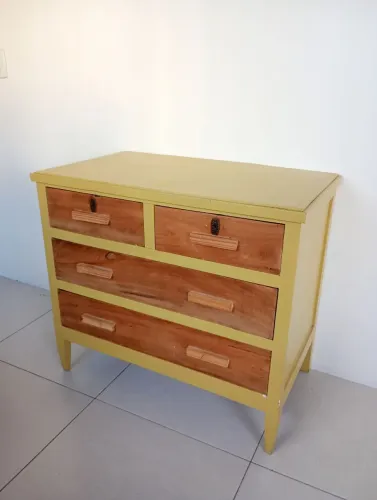 Cômoda de madeira