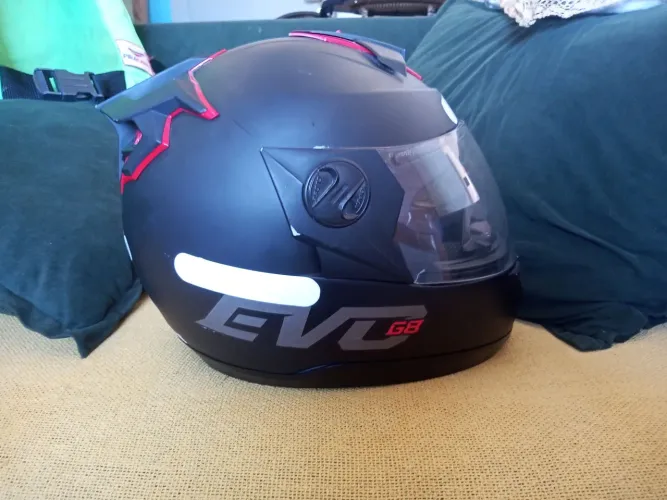 Capacete semi-novo número 56