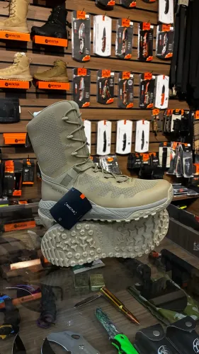 Bota Arion Invictus 2.0, preto e desert.