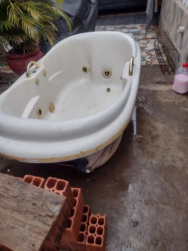 Vendo banheira com motor hidráulico massagem por 800 reais aceito proposta