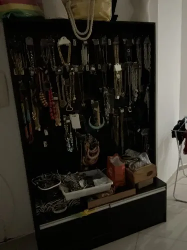 Armário expositor com painel canaletado com gavetas MDF e ganchos