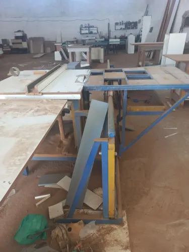 Esquadrejadeira máquina muito boa pronta para usar.