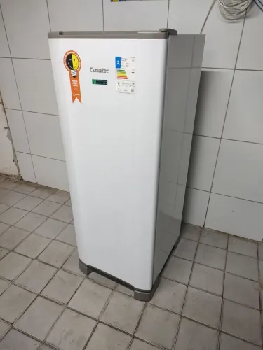 Geladeira Esmaltec gelando perfeitamente bem conservada pintura original de fábrica 