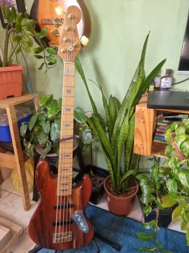 Contrabaixo de luthier