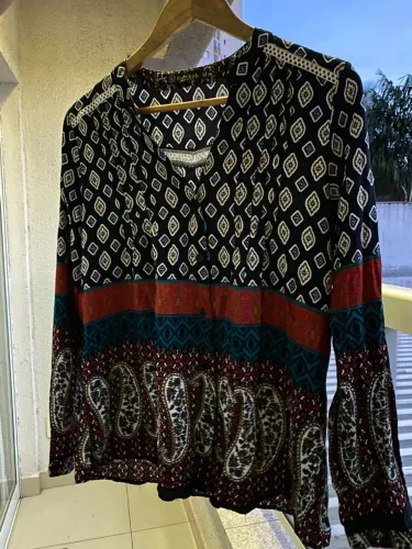 Camisa estilo indiana estampa preta,vermelha e branca