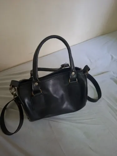 Bolsa preta pequena estilo baú