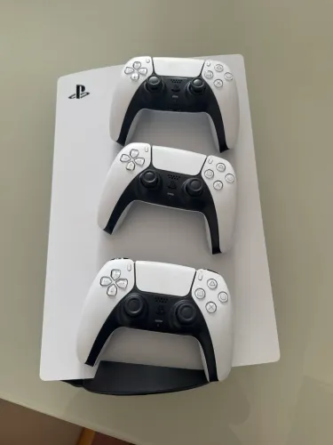 PlayStation 5 físico + 3 controles 