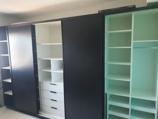 Guarda roupa de 4 portas e 6 gavetas 