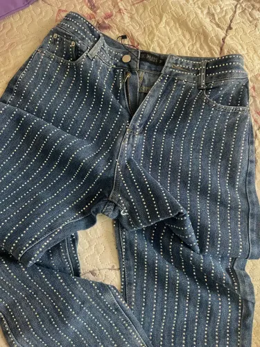 Vende se calça mom jeans nunca usada, toda em aplicação de brilho