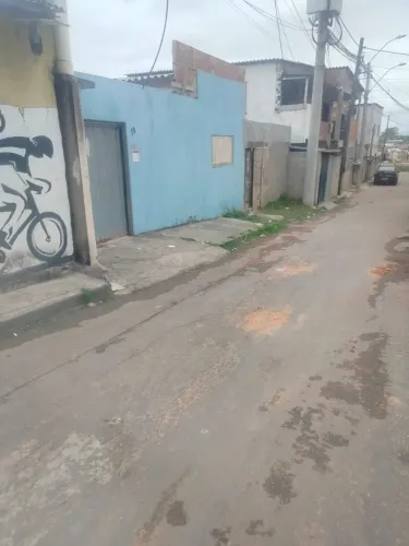 Quintal com 3 casas tudo murado 