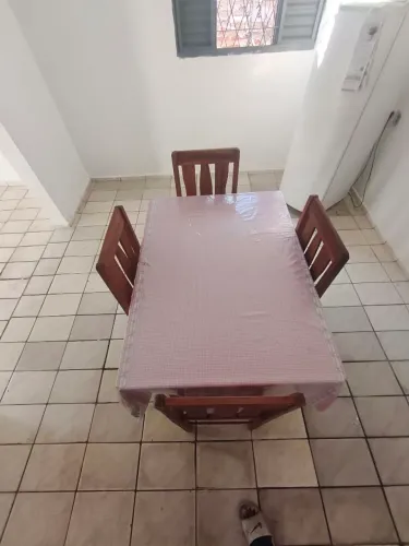 Mesa 4 cadeiras de madeira