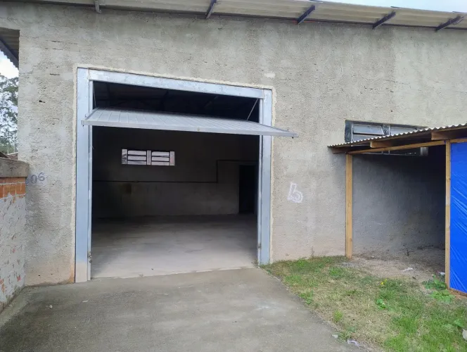 Barracão empresarial 80m², com escritório e banheiro, energia trifásico, alarme instalado.