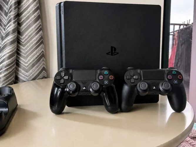 Playstation 4 slim 500GB 2 controles + base de carregamento