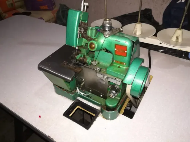Máquina overlock golden com mesa