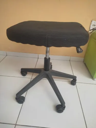Banco mocho com rodinhas giratório