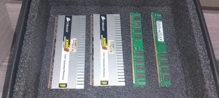 Memorias Ram DDR 3: (2 Corsair 4Gb 1600 Hz) - (2 Kingston 8Gb 2666 Hz) Bom estado Usadas