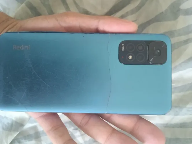 Smartphone Redimi Note 11S com marcas de uso, tela trincada tampa traseira trincada