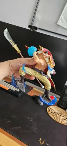 Action figure one piece barba branca