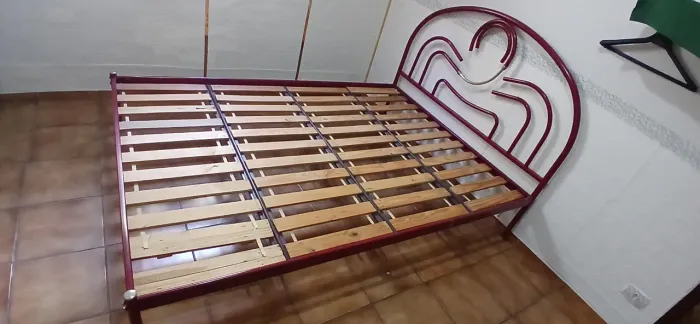 Vendo cama de casal toda de ferro e com estrado de madeira em perfeito estado