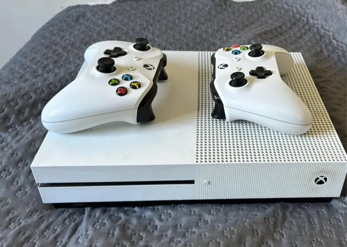 Xbox one s, 500gb, duas manetes, dois jogos originais