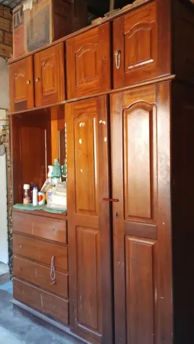 Guarda-roupa de casal com maleiro