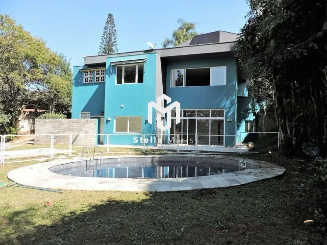Casa em Condomínio 6 suítes, lareira, salão festas, piscina, bosque!
