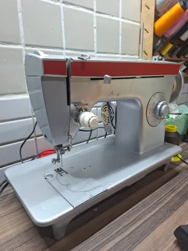 Máquina de Costura Singer 247