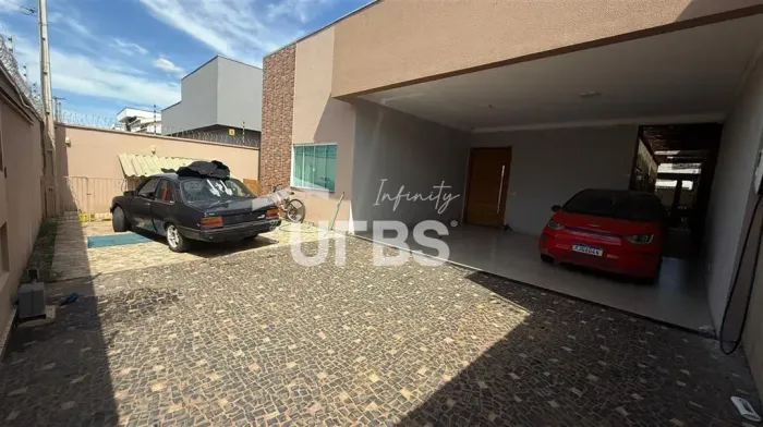 VENDE-SE LINDA CASA EM UMA DAS MELHORES QUADRAS DE PALMAS , NA 505 SUL .