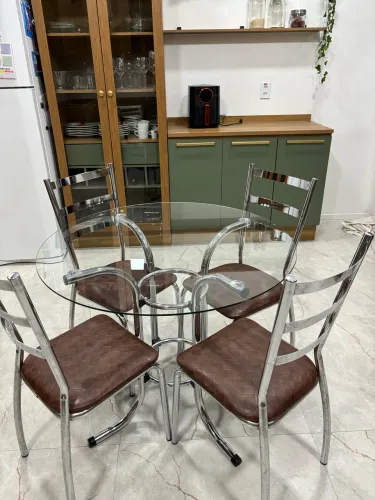 Vendo mesa com 4 cadeiras