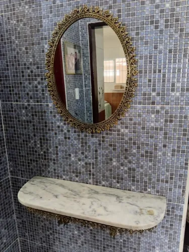 Espelho com prateleira em bronze, estilo clássico, vintage, ideal para decoração.