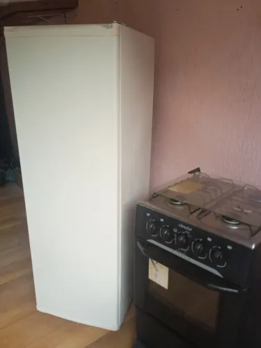 Geladeira e fogão torrando mínimo