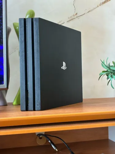 PlayStation 4 pro com 2 controles e 3 jogos. (preço negociável)