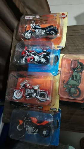 Carrinho e Moto de brinquedo