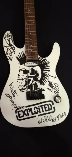 Guitarra Custom Autografada pela Banda EXPLOITED