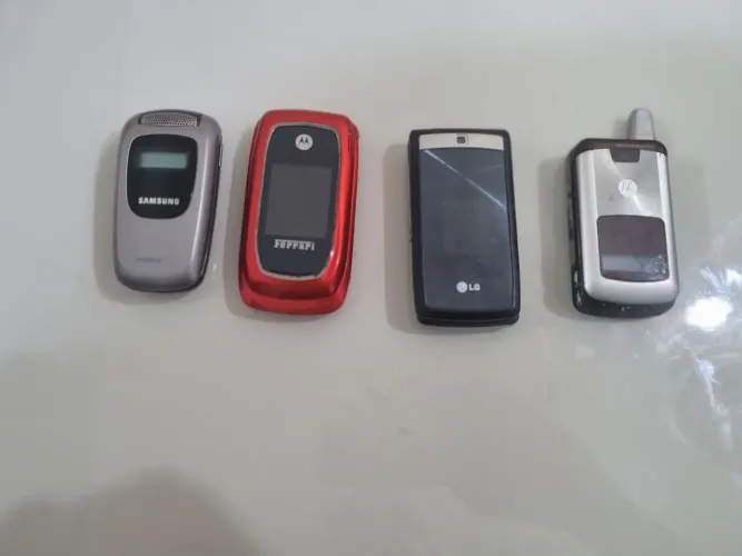 4 telefones antigos