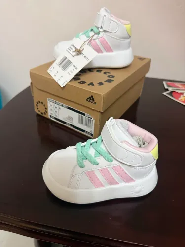 Tênis Adidas bebê TAM 18 - Novo (original)