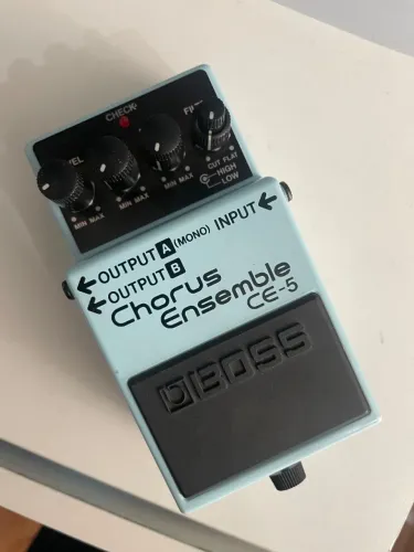 pedal de efeito Boss CE-5 Chorus Ensemble para guitarra elétrica.
