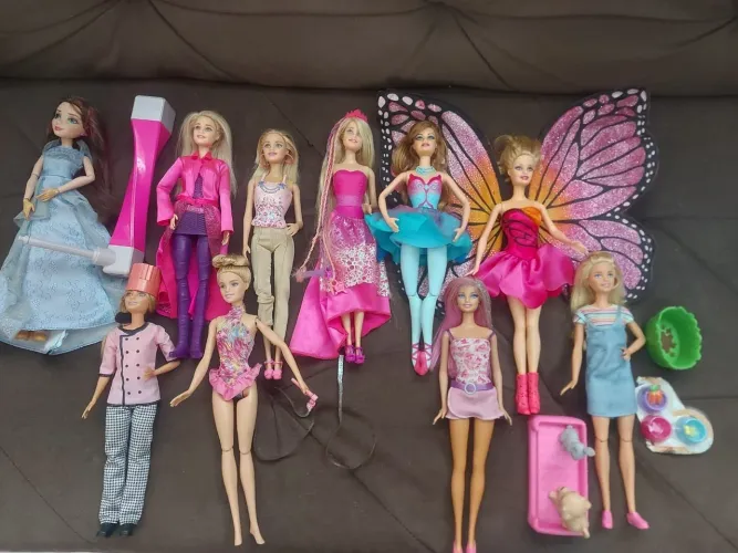 Bonecas, barbie e monster high