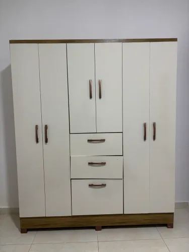 Guarda-roupa pequeno
