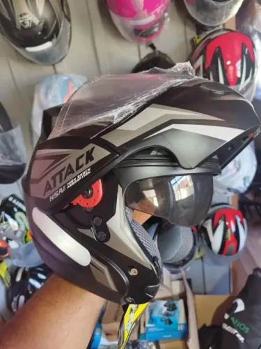 Capacete escamoteável Robocop com óculos interno 