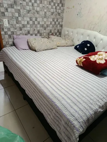 Cama com box King size. Usada. Bom estado!!. Cabeceira de brinde grátis ?