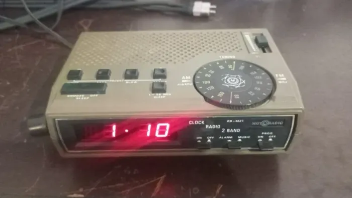 Rádio Relógio Motoradio Rr-m21 Sucata Funcionando #