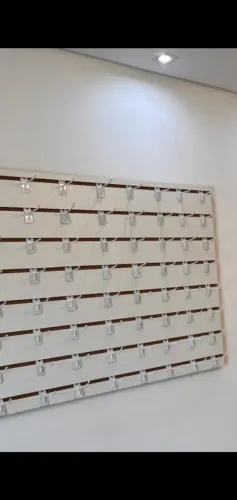Painel canaletado com pinos para expor produtos