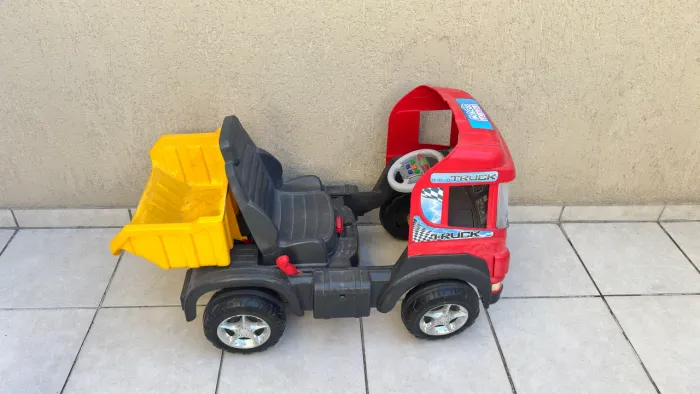 caminhão infantil com pedal
