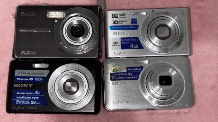 Lote com 4 câmeras vintage: Sony Cyber-shot (W320, W620, W310) e Kodak M853.