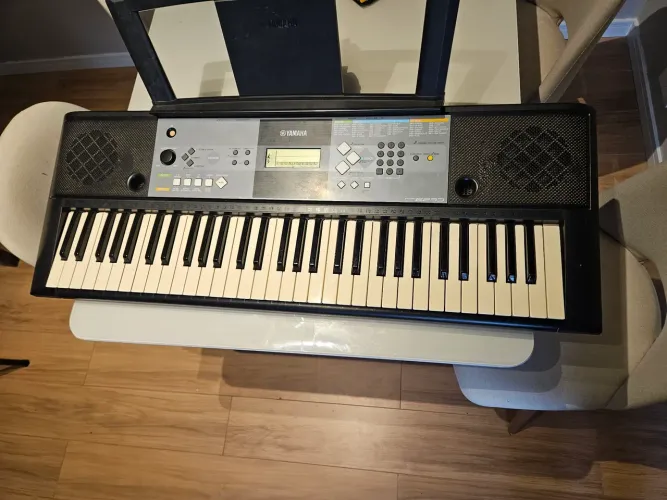 Teclado Yamaha PSR E233