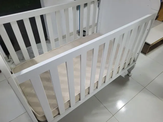 Berço com colchão e  Cômoda