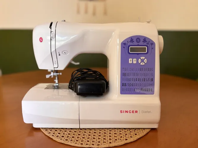 Máquina de Costura Singer Starlet 6680 Eletrônica - Seminova | Acompanha acessórios