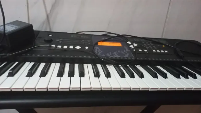 Teclado yamaha zero PSR e333