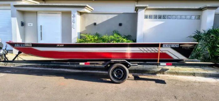 Barco 6 metros borda alta, carreta rodoviária e motor Yamaha 25hp.